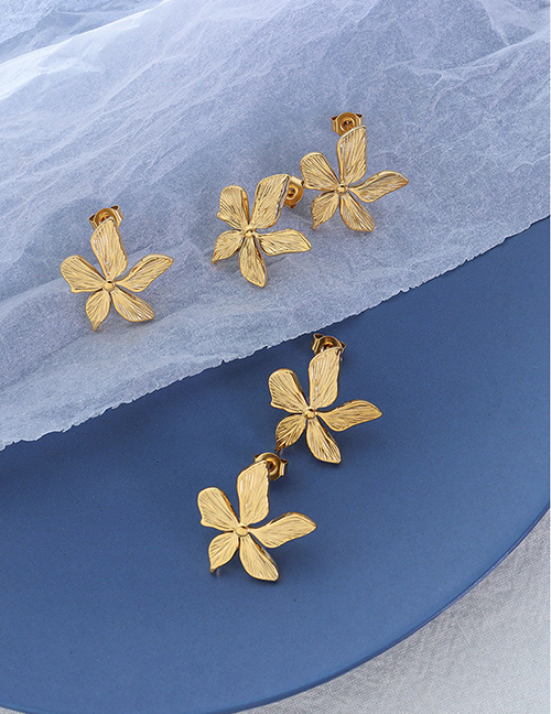 Pendientes De Flores En Relieve Tridimensionales De Acero De Titanio Bañados En Oro