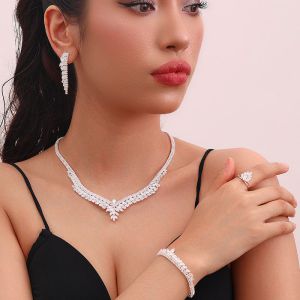 Conjunto De Pulsera Anillo Y Collar Con Aretes Geométricos De Diamantes De Metal