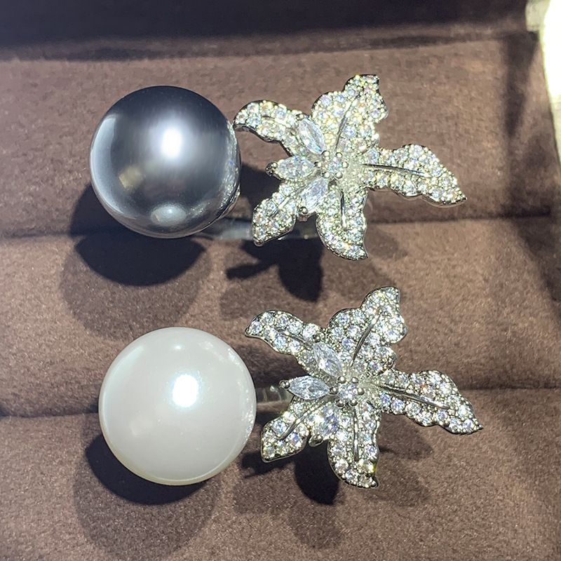 Anillo Abierto Floral Con Perlas Y Diamantes En Engaste De Cobre