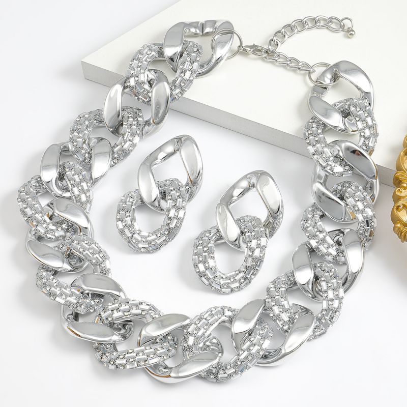 Conjunto De Collar Y Pendientes De Cadena De Metal Con Diamantes