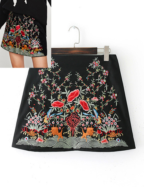 Elegant Black Embroidery Flower Decorated Mini Skirt