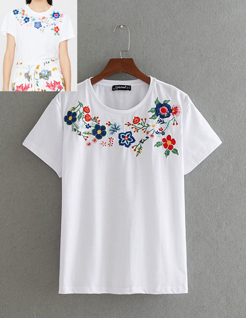 Personality White Embroidery Flower Decorated T-shirt