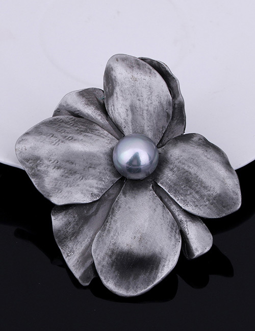 Elegant Gray Metal Folwer Decorated Brooch