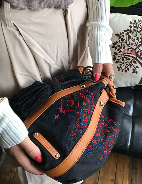Elegant Black Tassel Decorated Shoulder Bag