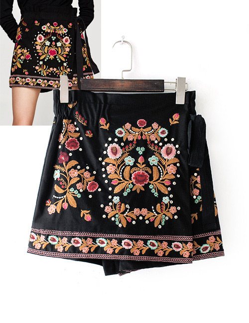 Fahsion Multi-color Embroidery Flower Decorated Shorts