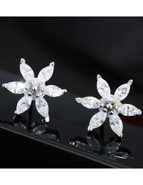 Fashion White Flower Shape Decorated Simple Earrings
