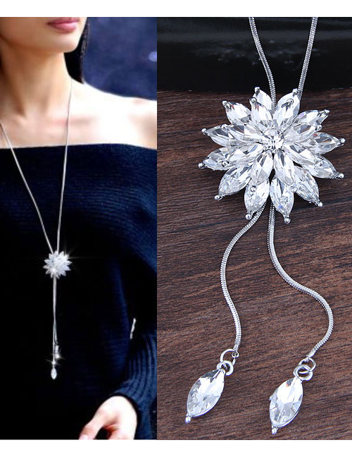 Elegant White Flower Shape Decorated Necklace