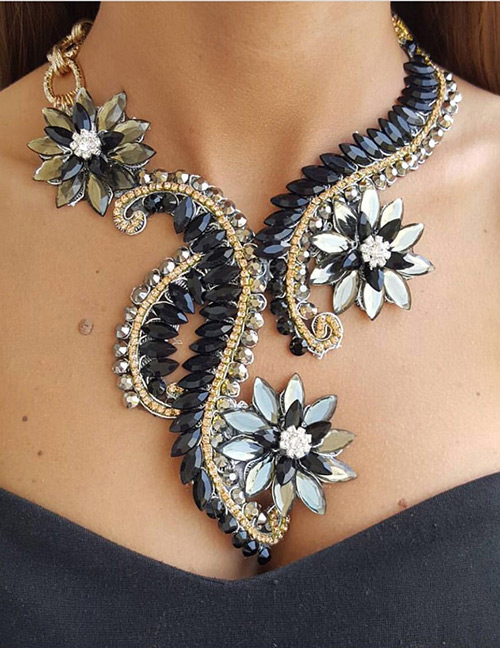 Luxury Black Flower Shape Decorated Necklace