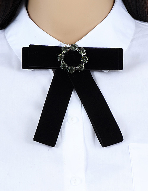 Elegant Black Round Shape Decorated Brooch