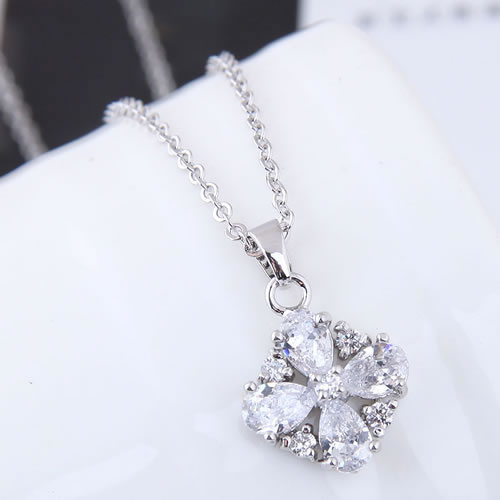 Fashion Silver Color Flower Pendant Decorated Necklace