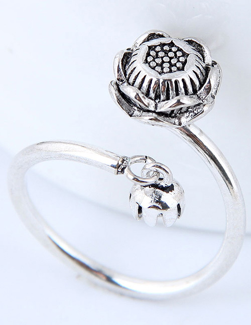 Vintage Silver Color Flower Shape Decorated Ring