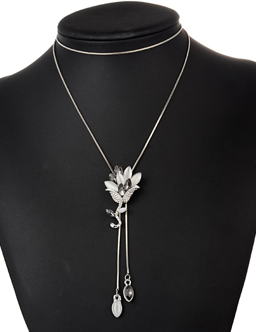 Fashion Black Flower Pendant Decorated Necklace