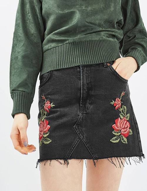Fashion Black Embroidery Flower Decorated Pants