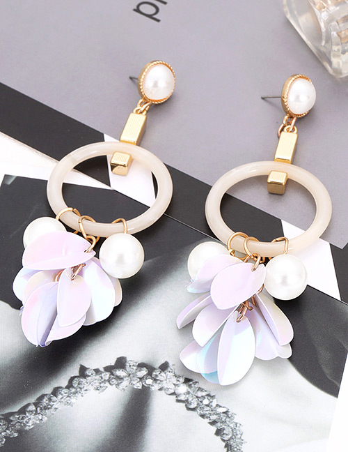 Elegant Beige Pearls&circular Ring Decorated Earrings