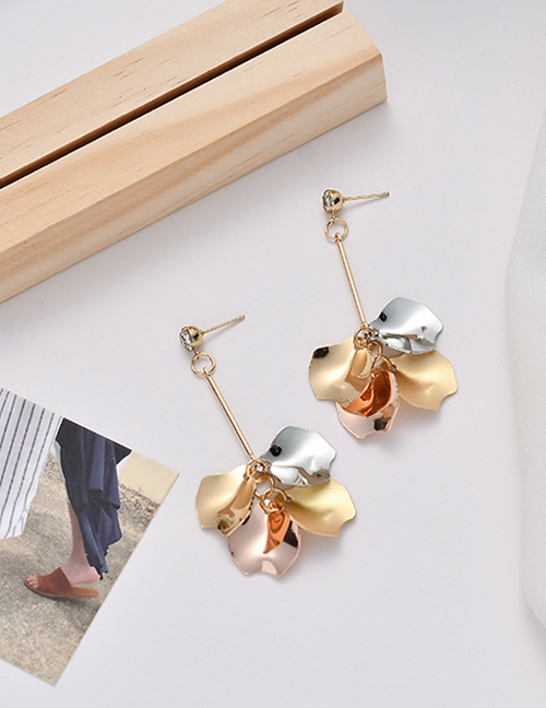 Fashion Golden Long Section Contrast Pearl Leaf Tassel Earrings