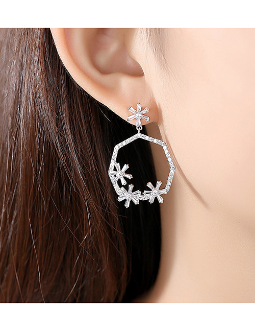 Fashion Platinum Copper Inlaid Zircon Snowflake Stud Earrings