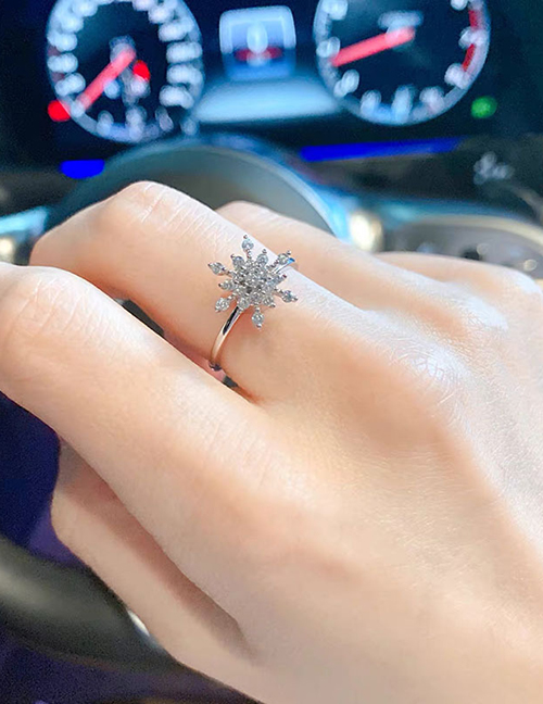 Fashion Platinum Rotating Diamond Snowflake Ring