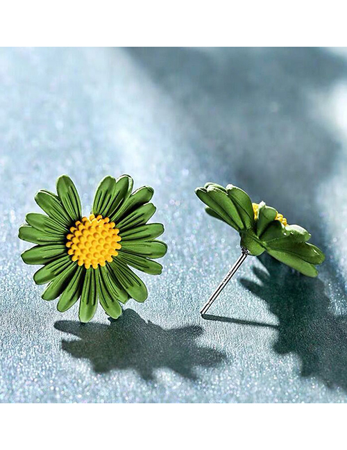 Fashion Green Small Daisy Contrast Color Stud Earrings