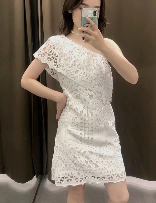 Fashion White Slanted Shoulder Hollow Water-soluble Lace Dress