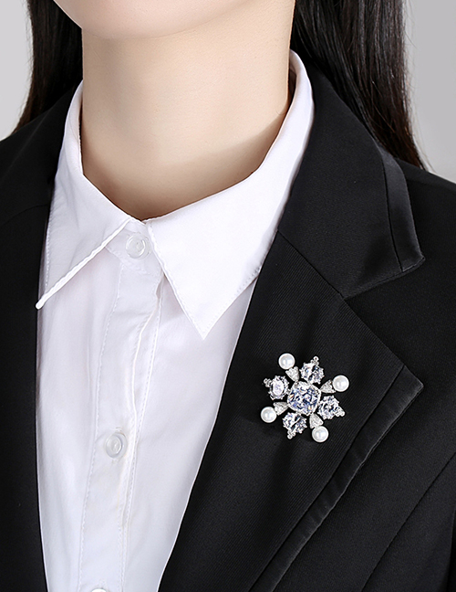 Fashion White Copper Inlaid Zircon Pearl Flower Square Brooch