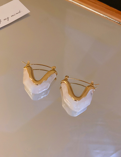 Fashion White Metal V-shaped Resin Stud Earrings