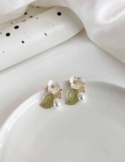 Fashion White Acrylic Crystal Flower Stud Earrings