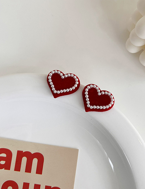Fashion Heart-shaped Geometric Pearl Edge Heart Stud Earrings