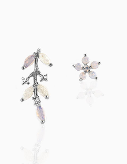 Fashion White K Copper Diamond Flower Wicker Wrong Stud Earrings