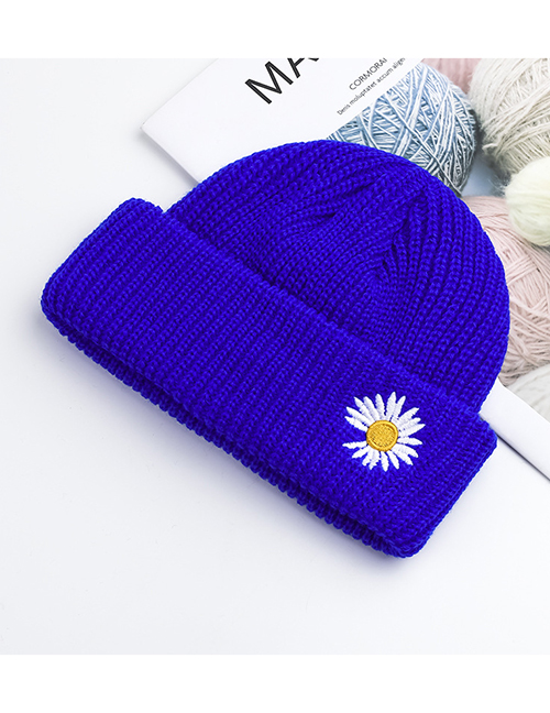 Fashion Sapphire Daisy-embroidered Knitted Sweater Hat