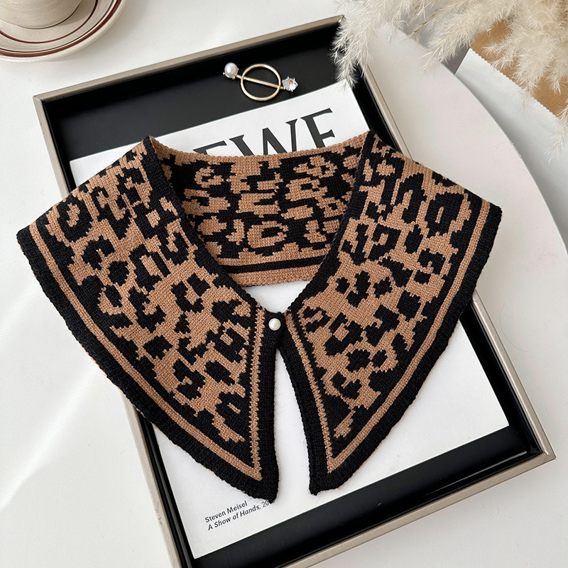 Fashion Leopard Point Cafe Polyester Printed Knitted Mock Collar