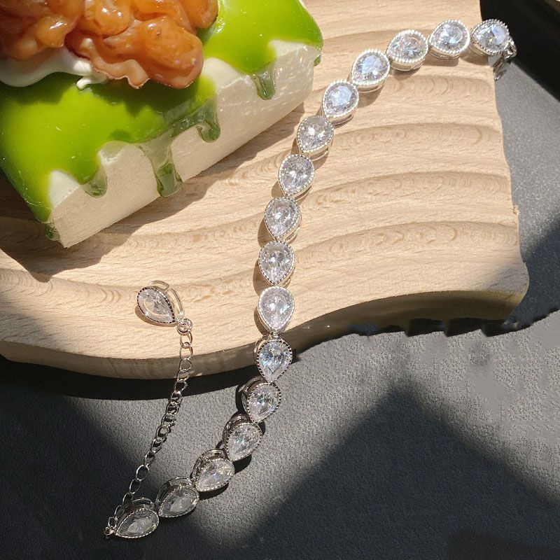 Fashion Brilliant Bracelet With Water Drops Geometric Bracelet With Drop Diamonds