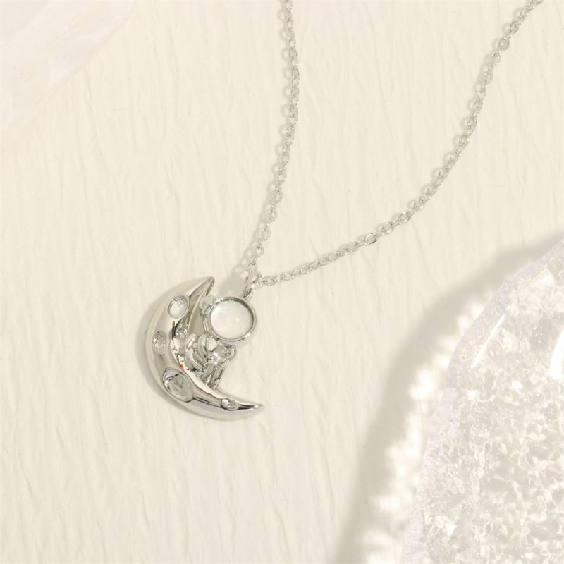 Fashion D-platinum Gold Gold Plated Copper Moon Astronaut Necklace