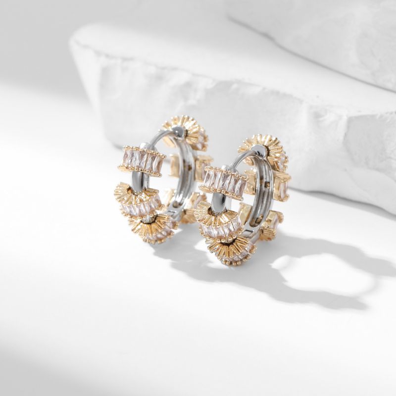 Fashion White Diamond Copper Inlaid Zirconium Round Earrings