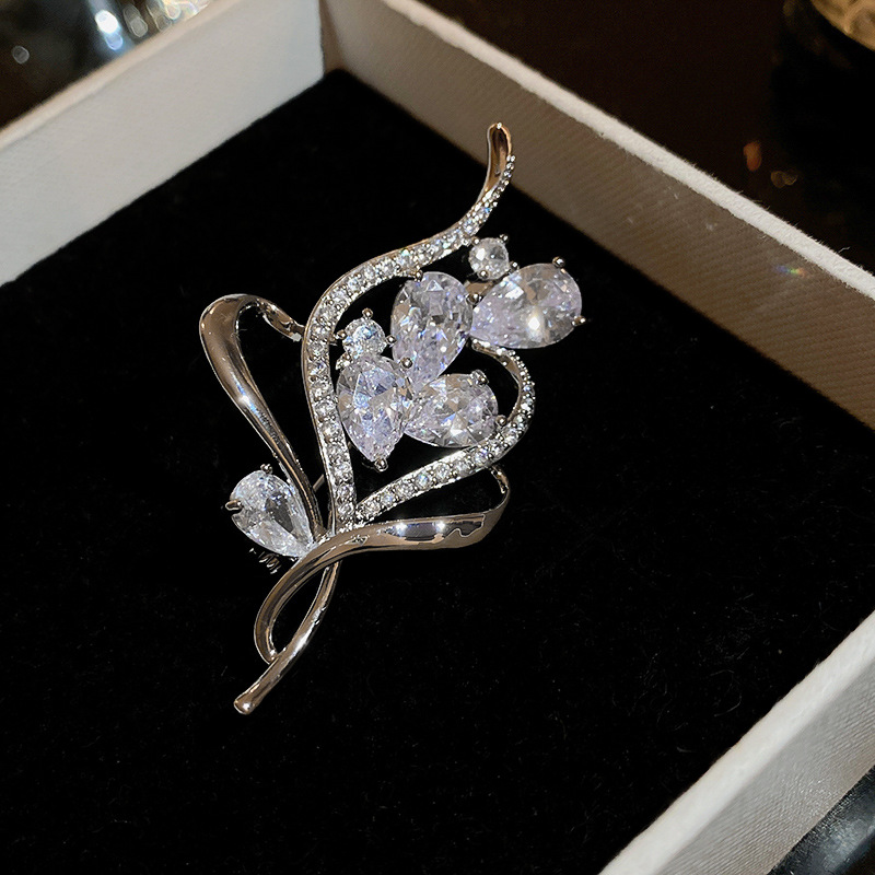 Fashion Brooch - Silver Geometric Diamond Flower Brooch