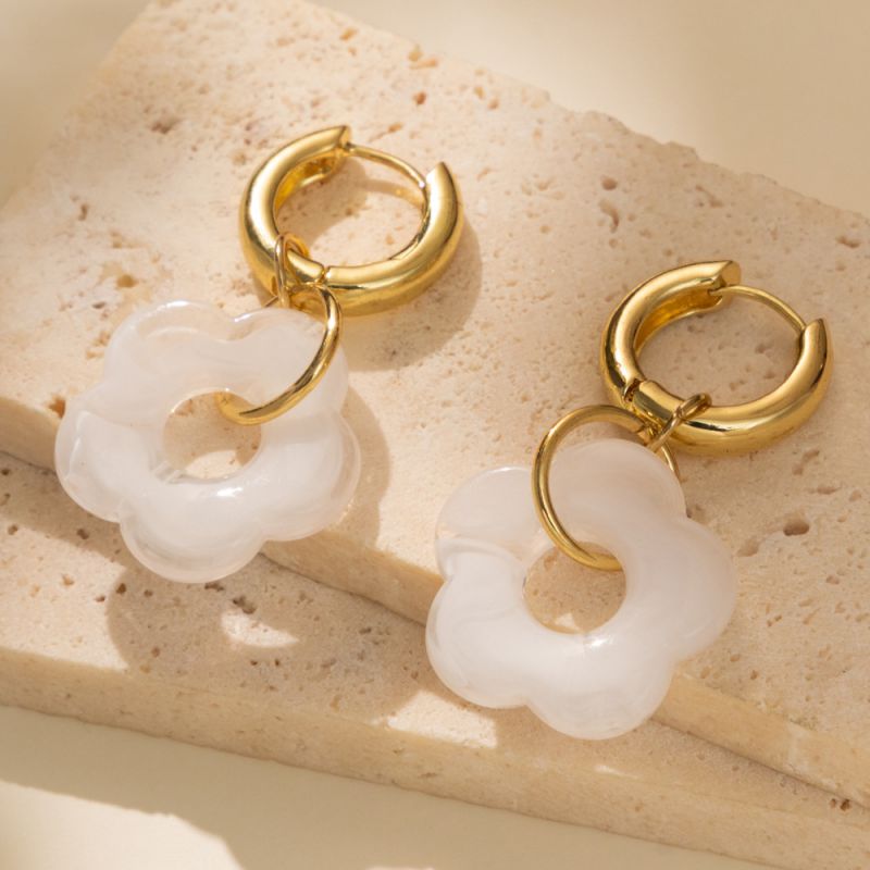 Fashion Gold Resin Flower Earrings