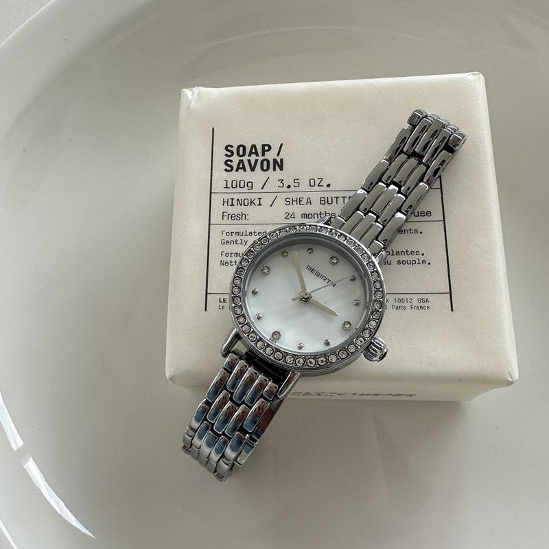 Fashion Silver Belt Pu Diamond Round Dial Watch (with Battery)