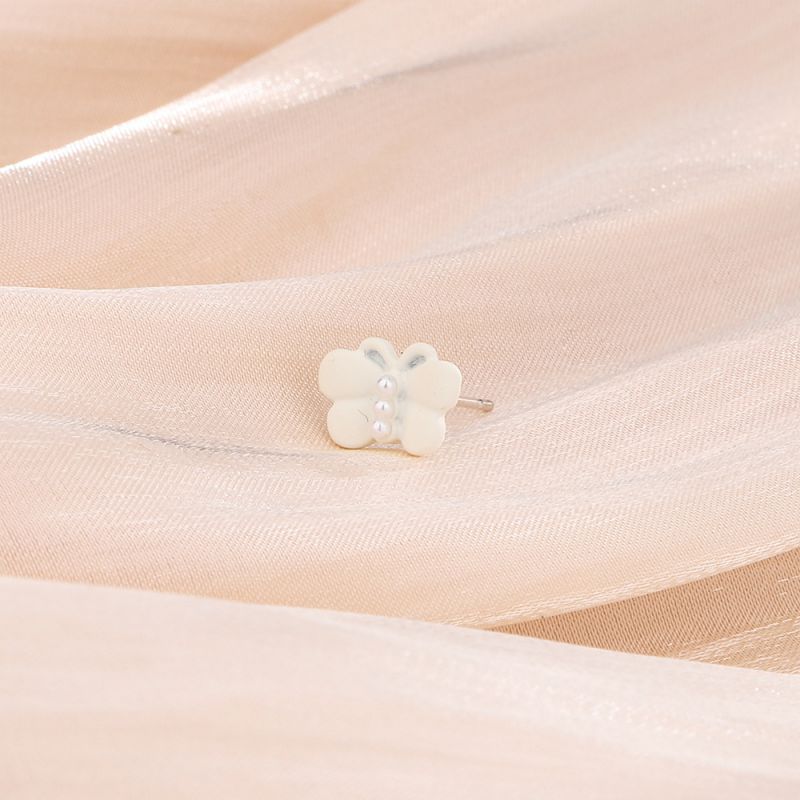 Fashion White Pearl Butterfly Stud Earrings Copper Geometric Pearl Butterfly Stud Earrings (single)