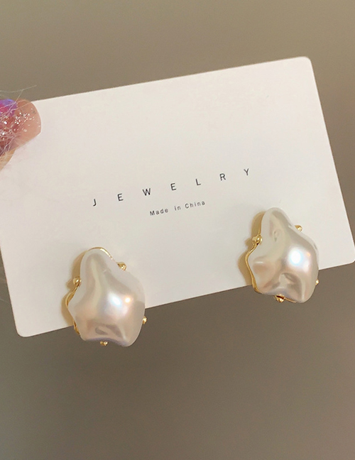 Fashion Gold Alloy Shaped Pearl Stud Earrings