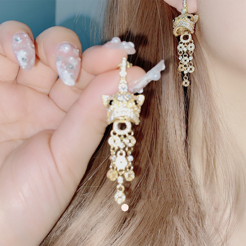 Fashion Niche Lion Earrings Gold Plated Metal Diamond Lion Ear Hoop Earrings