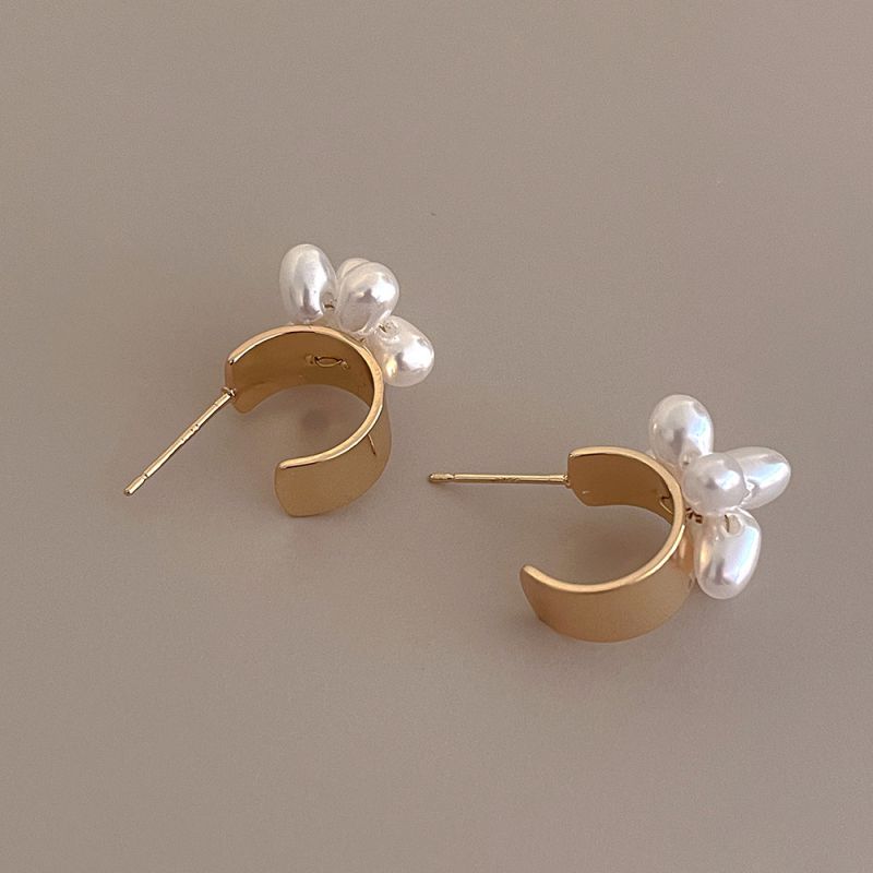 Fashion Gold Metal Pearl C-shaped Earrings