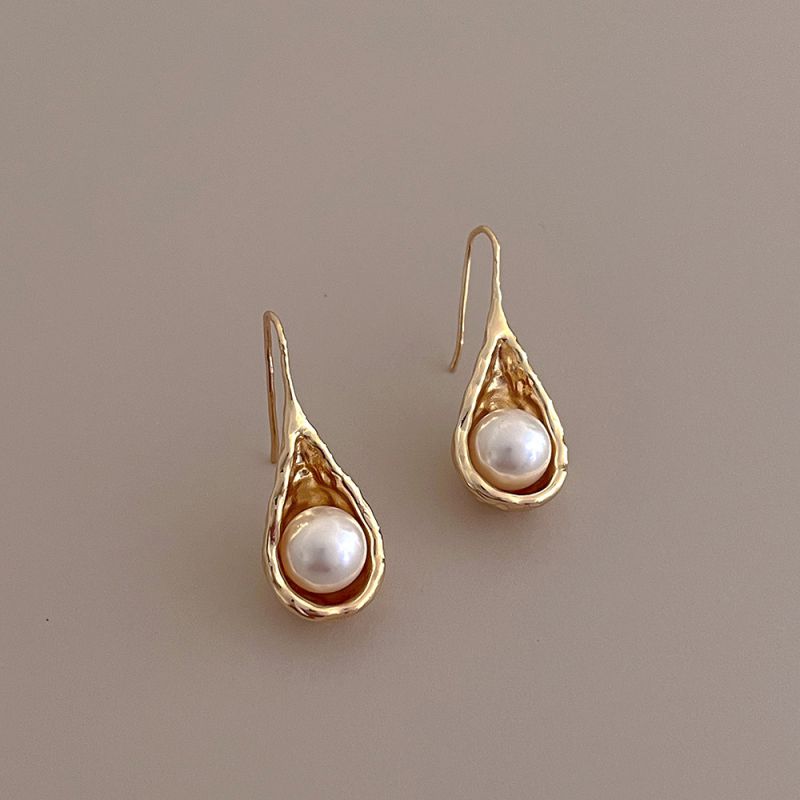 Fashion Gold Metal Drop Pearl Earrings