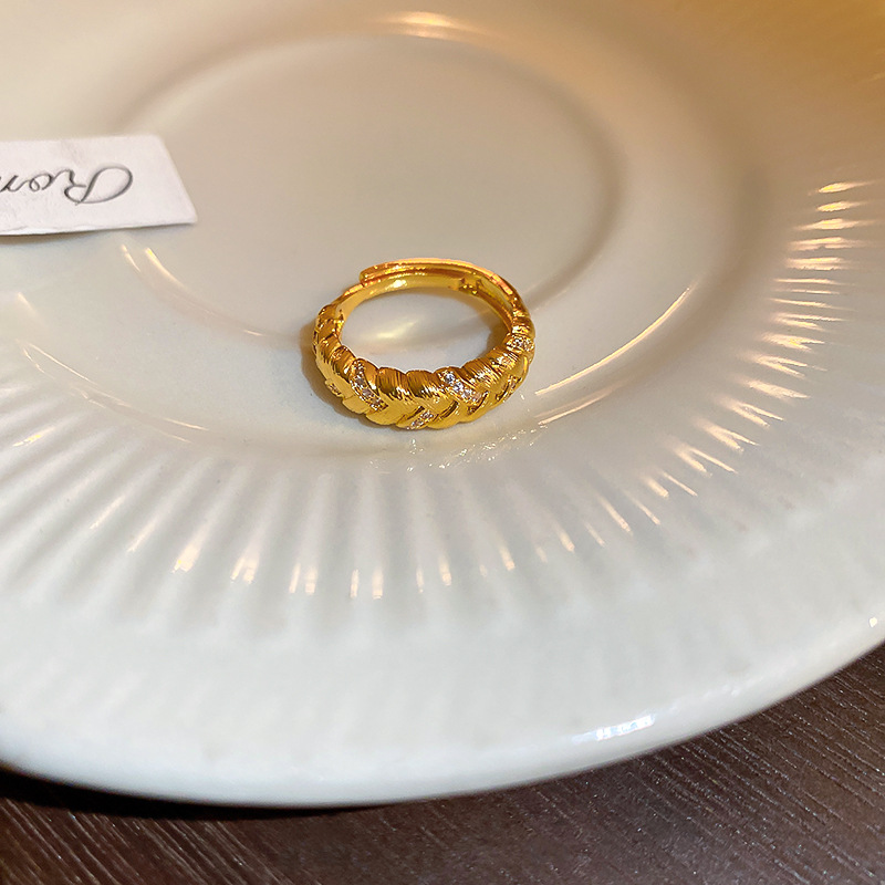 Fashion Ring-gold Metal Set Zirconium Twist Ring