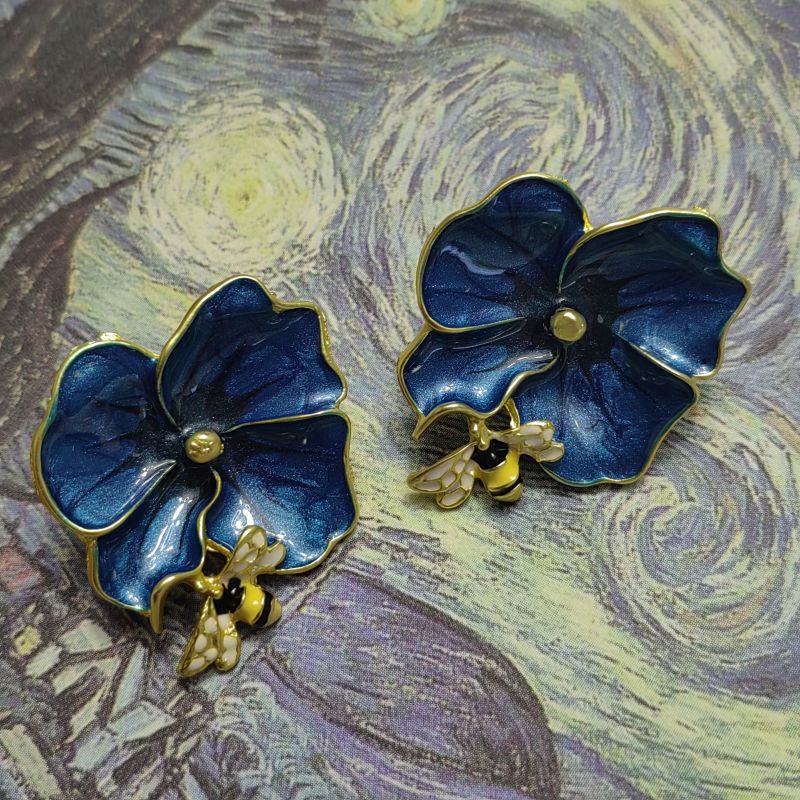 Fashion A Pair Of Blue Silver Needles Metal Drip Oil Flower Bee Earrings