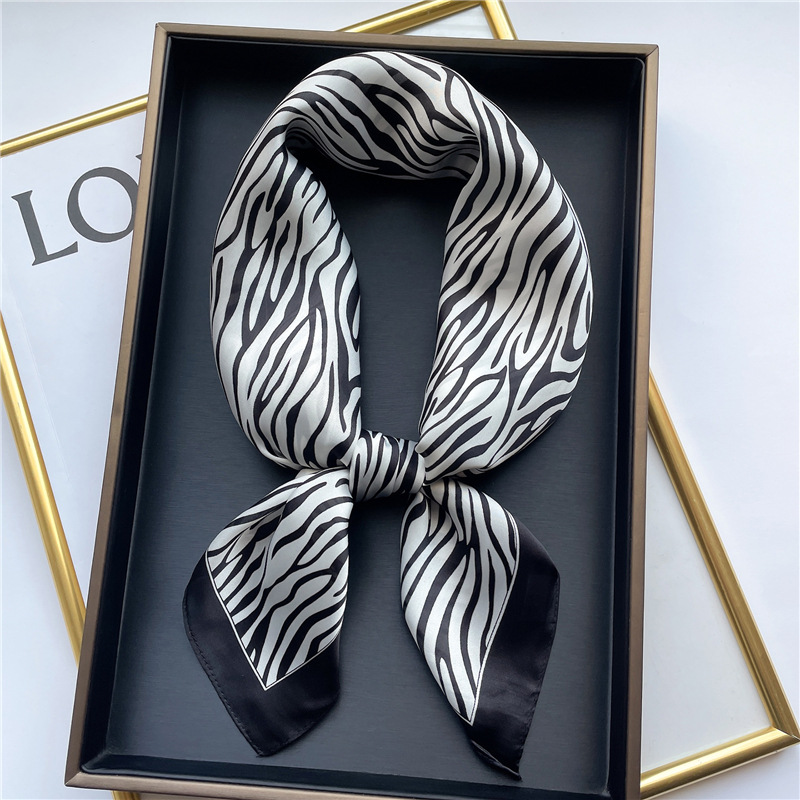 Fashion 30# Polyester Printed Square Scarf