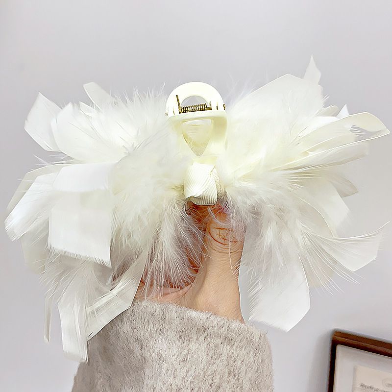 Fashion 3# White Feather Geometric Feather Gripper
