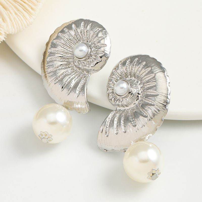 Fashion Silver Metal Three-dimensional Conch Pearl Earrings