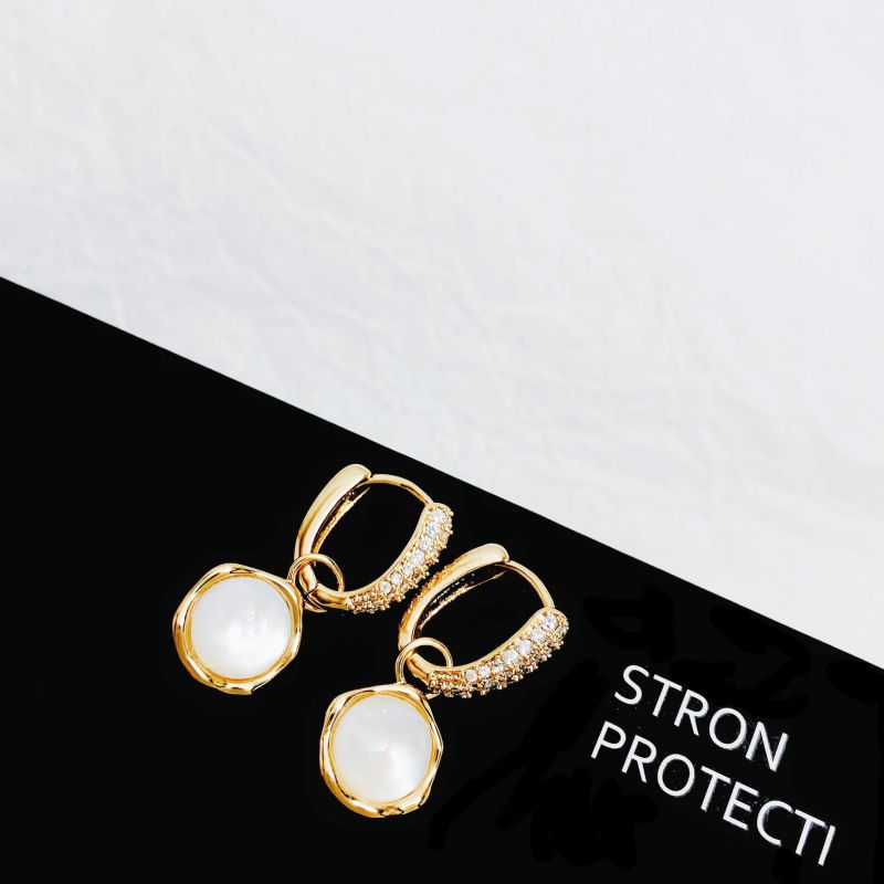 Fashion Micropaved Mother-of-pearl (real Gold Plating To Preserve Color) Copper Inlaid Zirconium Mother-of-pearl Hoop Earrings