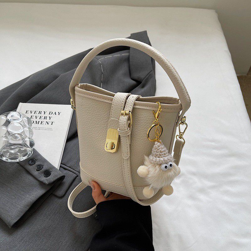 Fashion Pendant Off-white Pu Lock Large Capacity Crossbody Bag