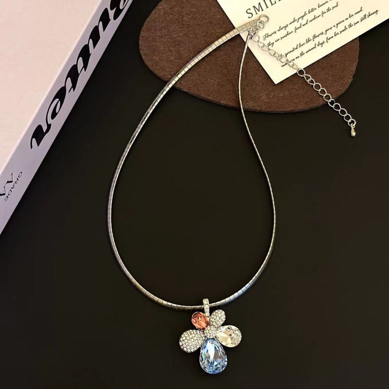 Fashion Silver Alloy Diamond Flower Necklace