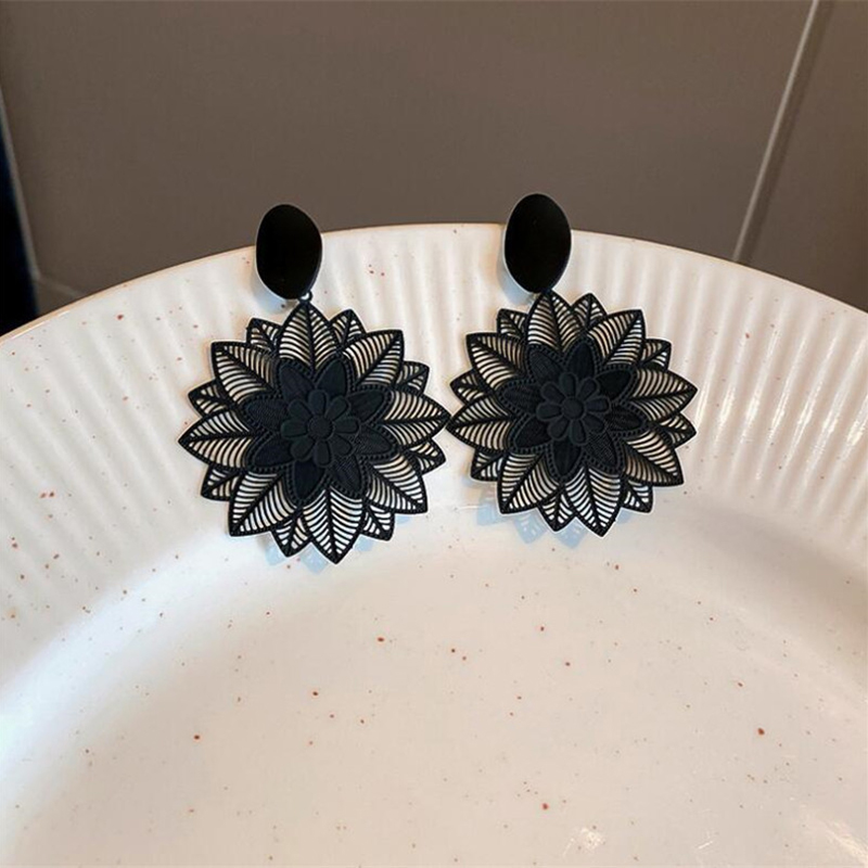 Fashion Black Metal Flower Earrings